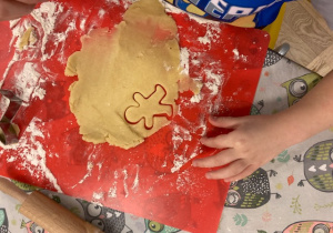 dzieci robią ciastka